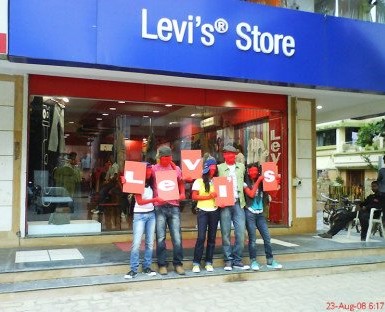 Levis-human-mannequin-at-store-activity